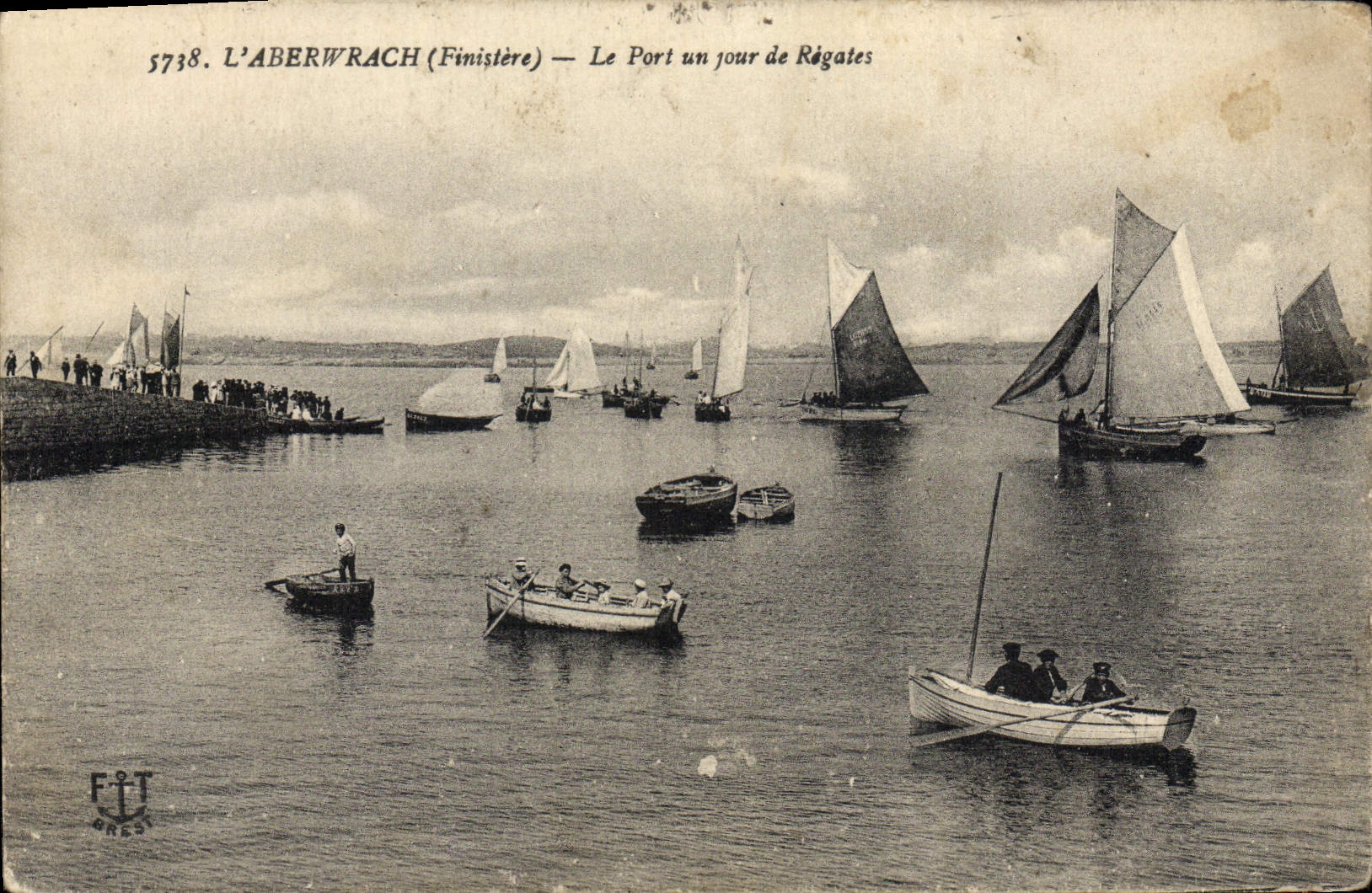 CPA L'Aberwrach Le Port Un Jour De Regates Bateaux