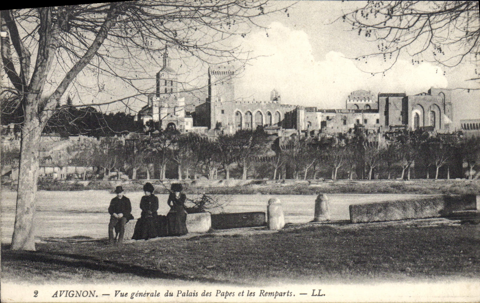 Avignon — Vue générale du Palais des Papes et les Remparts — LL.