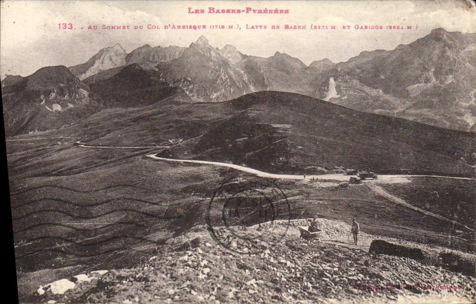 Les Basses-Pyrénées — Au Sommet du Col d'Aubisque (1710 m), Latte de Bazén (2471 m) et Gabizos (2684 m) — Éditeur : Charron & Cie, n° 133