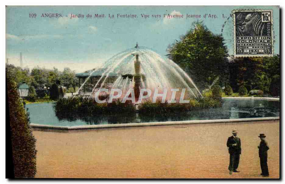 CPA Angers Jardin du Mail La fontaine Vue vers l'avenue Jeanne d'Arc