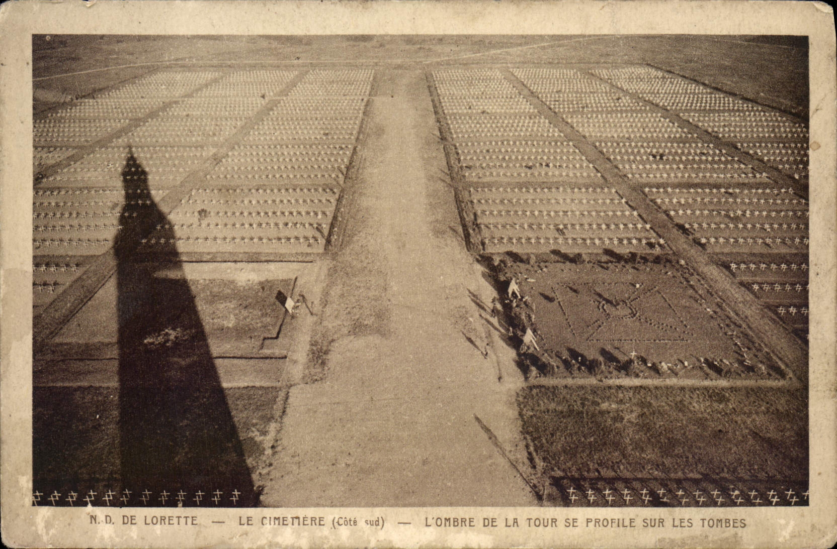 N.D. de Lorette — Le cimetière (Côté sud) — L'ombre de la tour se profile sur les tombes