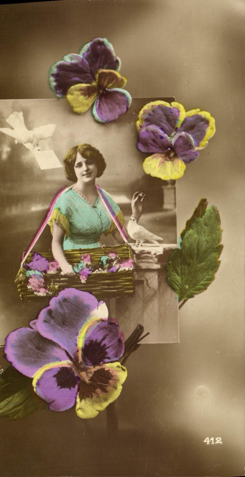 CPA Fantaisie Femme Fleurs Colombe