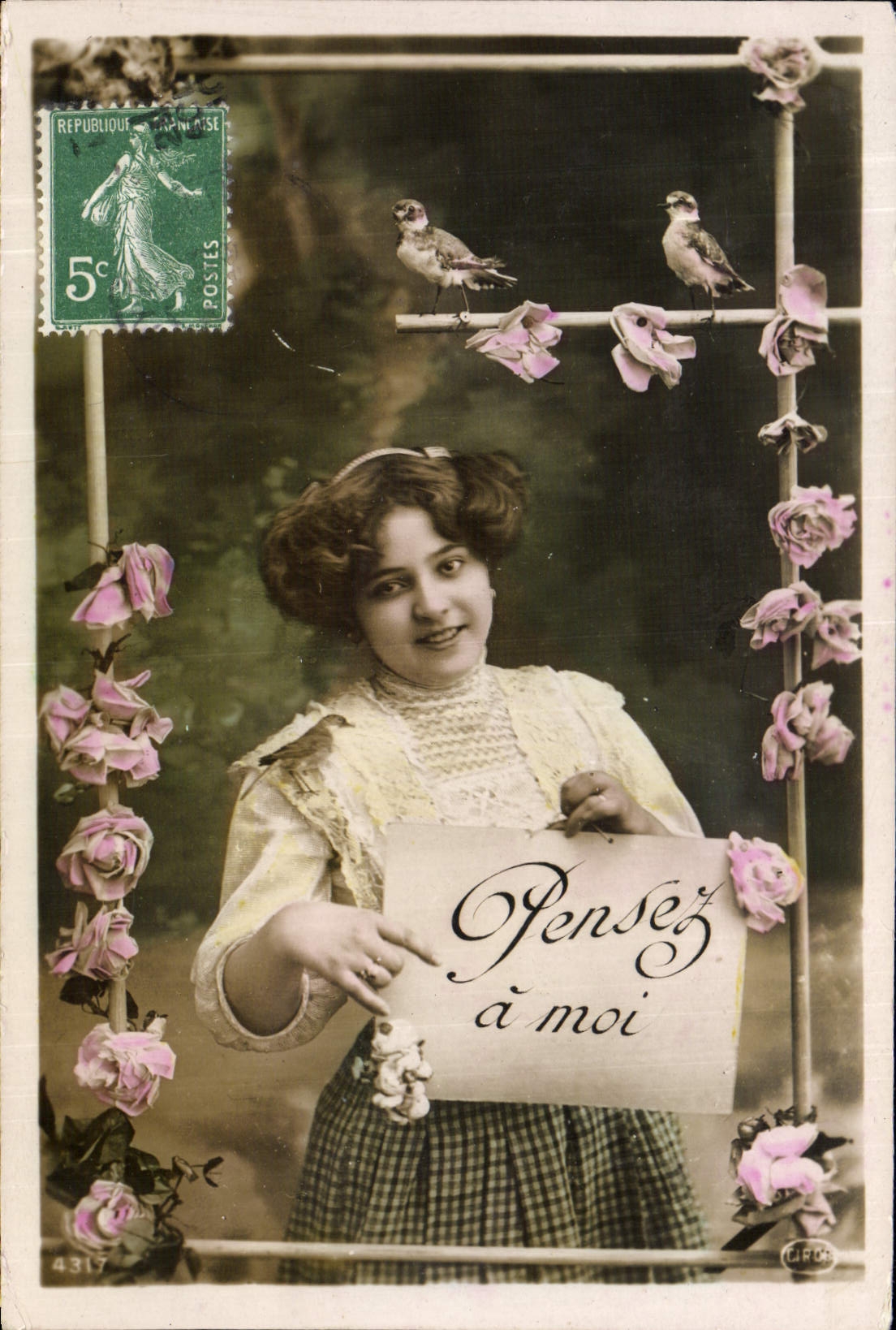 Femme tenant un panneau 'Pensez à moi' — décor de roses et oiseaux — éditeur CIROR, n° 4317