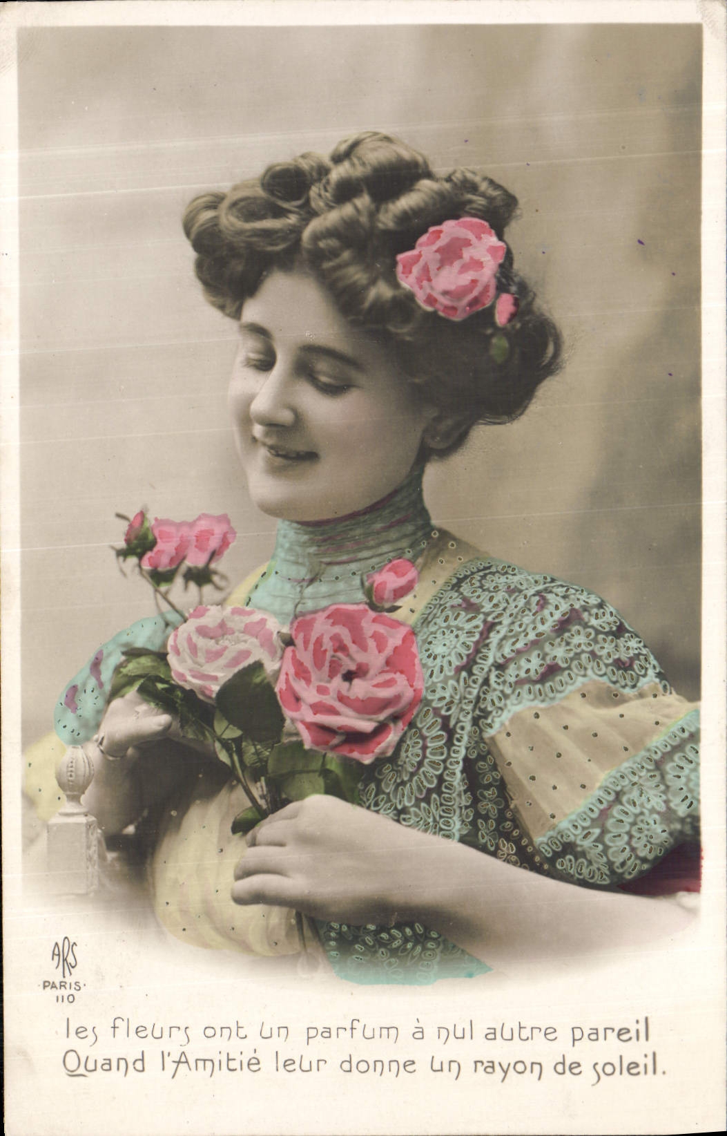 Femme avec roses — poème sur l'amitié — ARS Paris 110