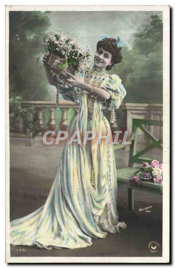 Jeune femme en robe colorée tenant un panier de fleurs — Andréew Phot. — n° 3451