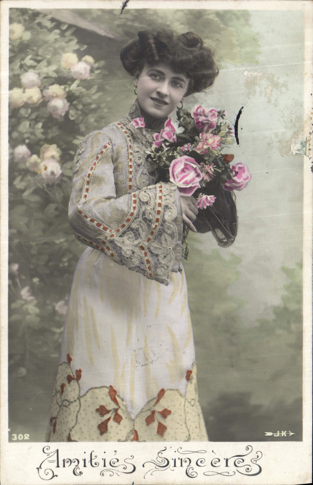 Jeune femme avec bouquet de roses — Amitiés Sincères — D.J.K. n°302