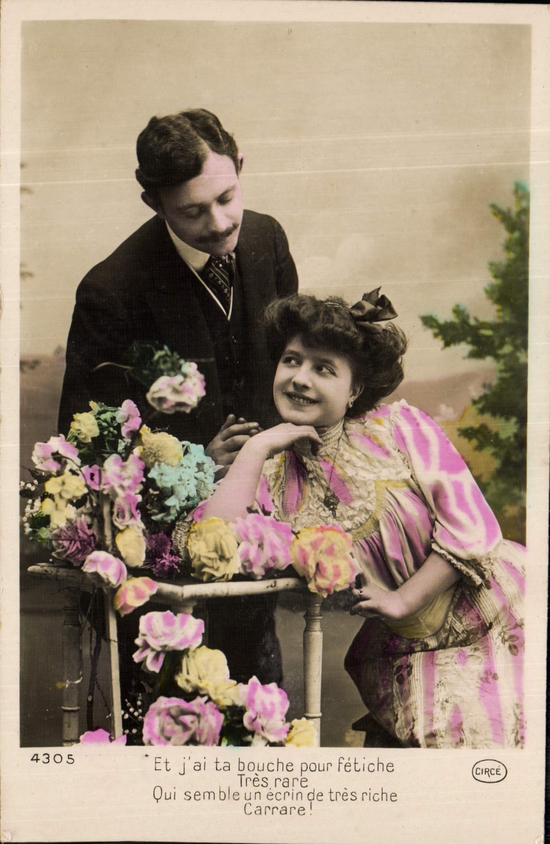 Coppia delante a un ramo de flores — texto humorístico — CIRCE n°4305