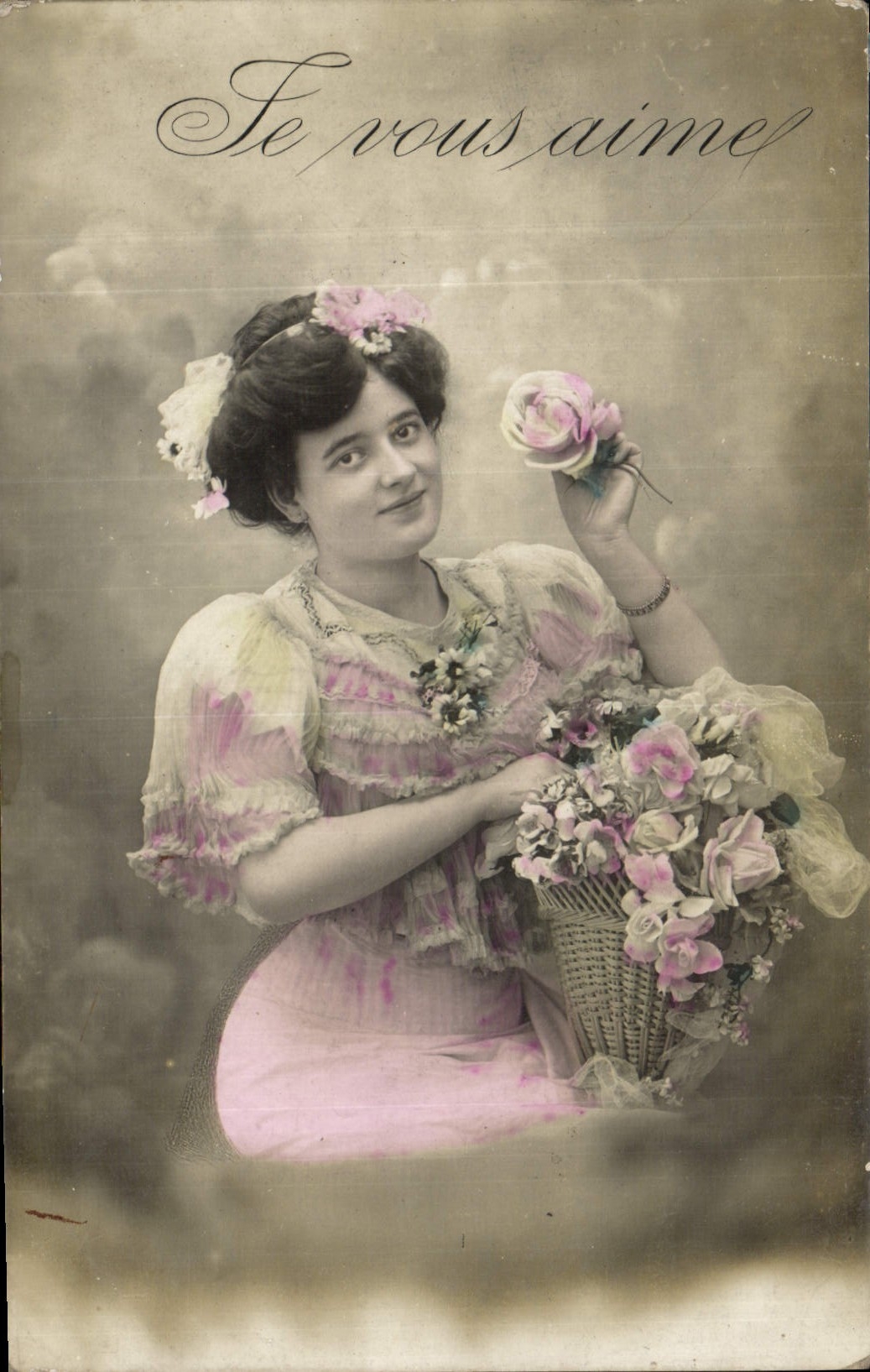 Je vous aime — jeune femme en robe rose tenant un panier de fleurs — éditeur inconnu