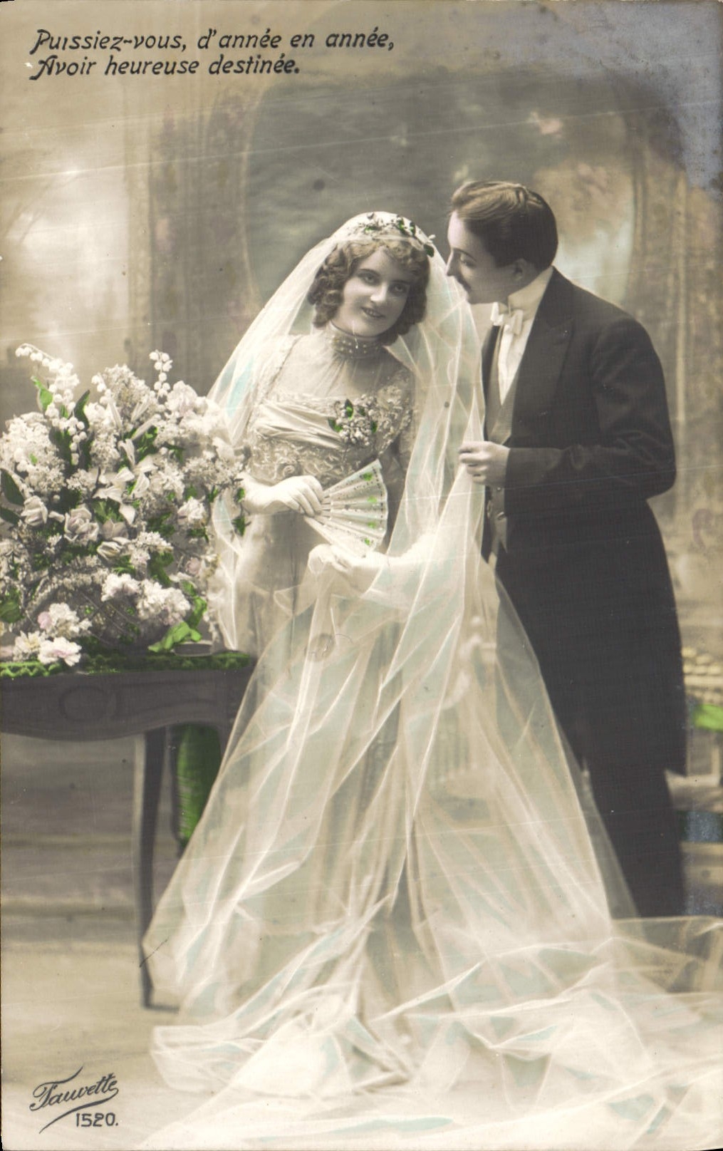 Nouveau mariage — couple en tenue de noces — TAUWETTE 1520