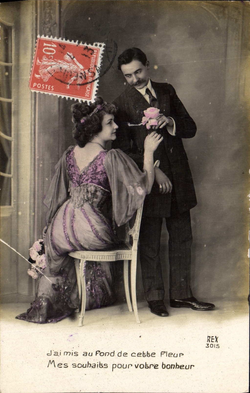 Couple en tenue d'époque — scène de courtoisie avec rose — REX 3015