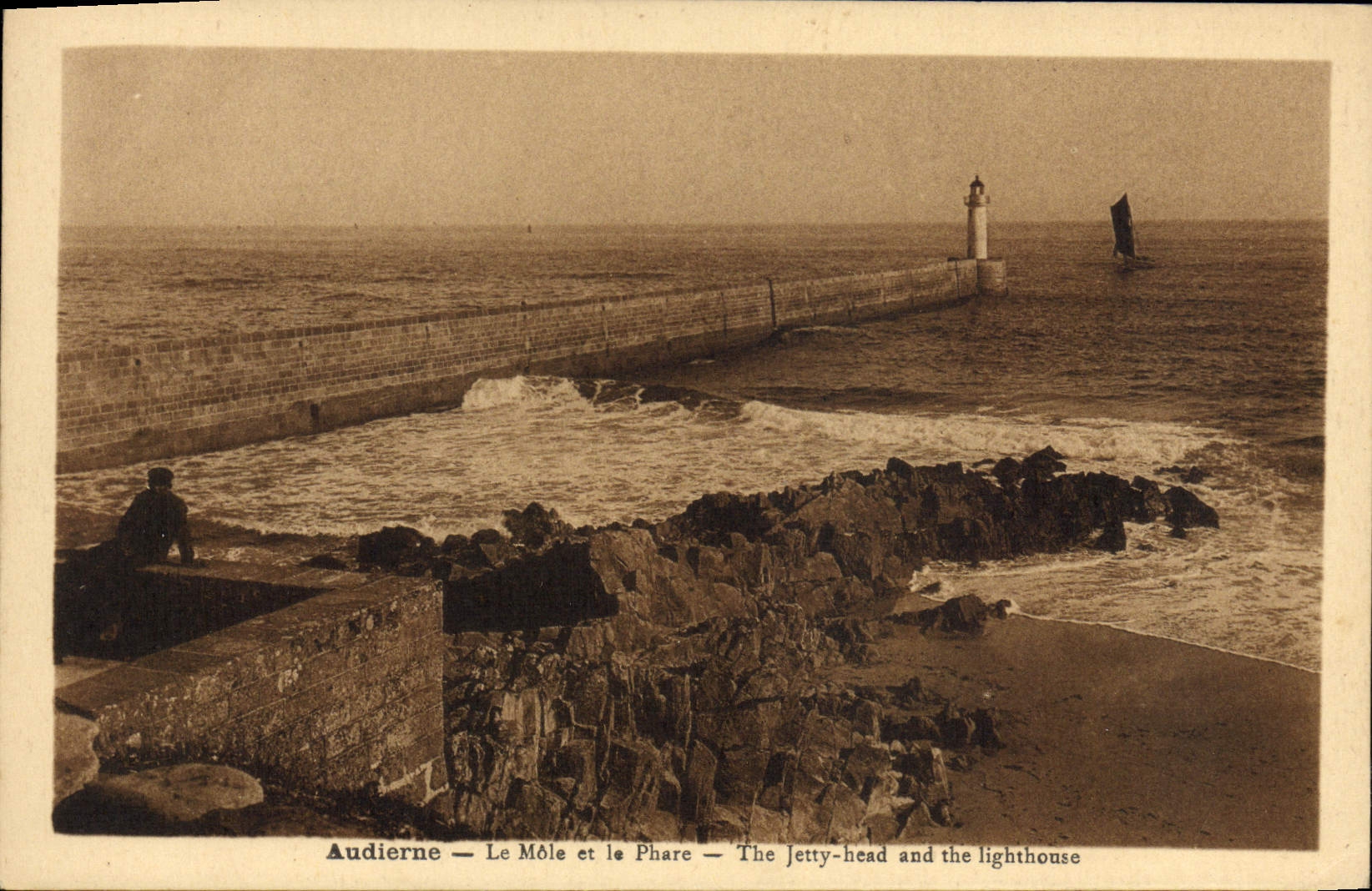 CPA Audierne Le Mole et le Phare 