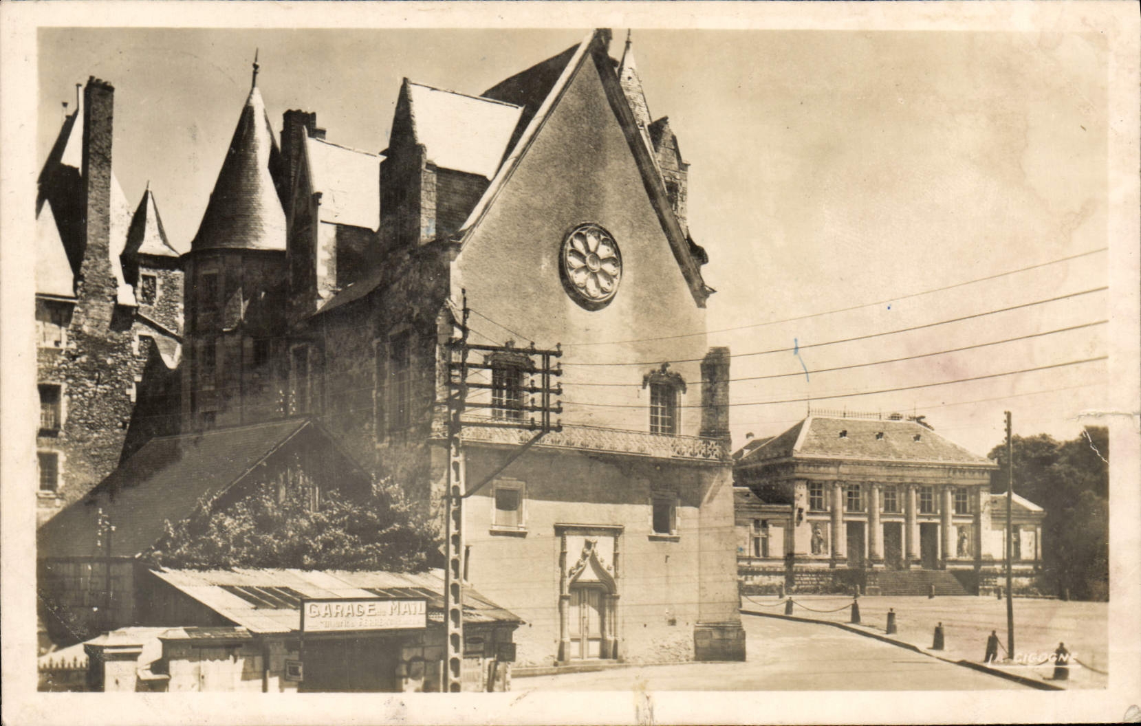 CPA Bauge Le chateau et le palais de justice Garage