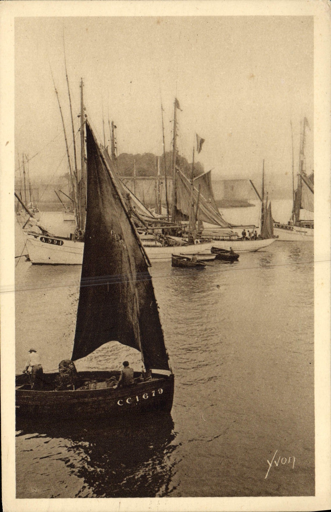 CPA Concarneau Thonniers au port Bateaux