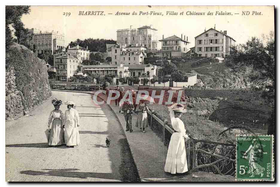CPA Biarritz Avenue du Port Vieux et Chateaux des Falaises