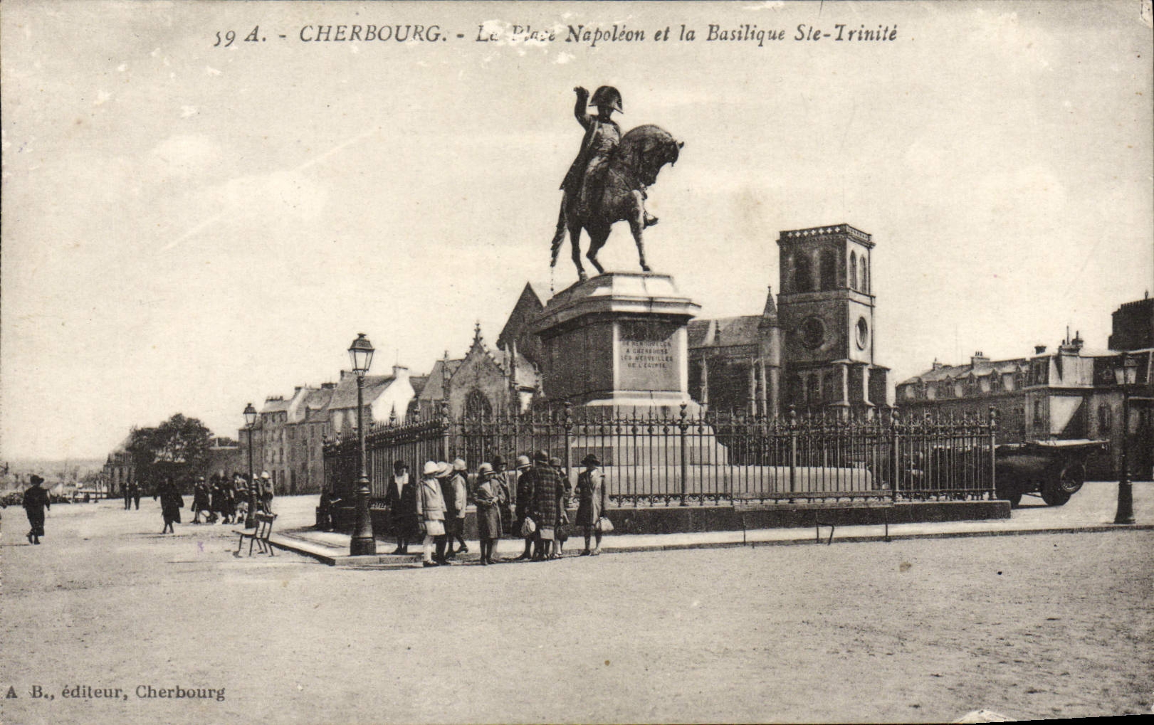 CPA Cherbourg Le Place Napoleon et la Basilique Ste Trinite 