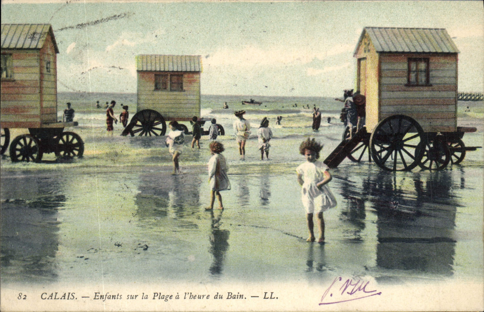 CPA Calais Enfants sur la Plage a L'beure du Bain