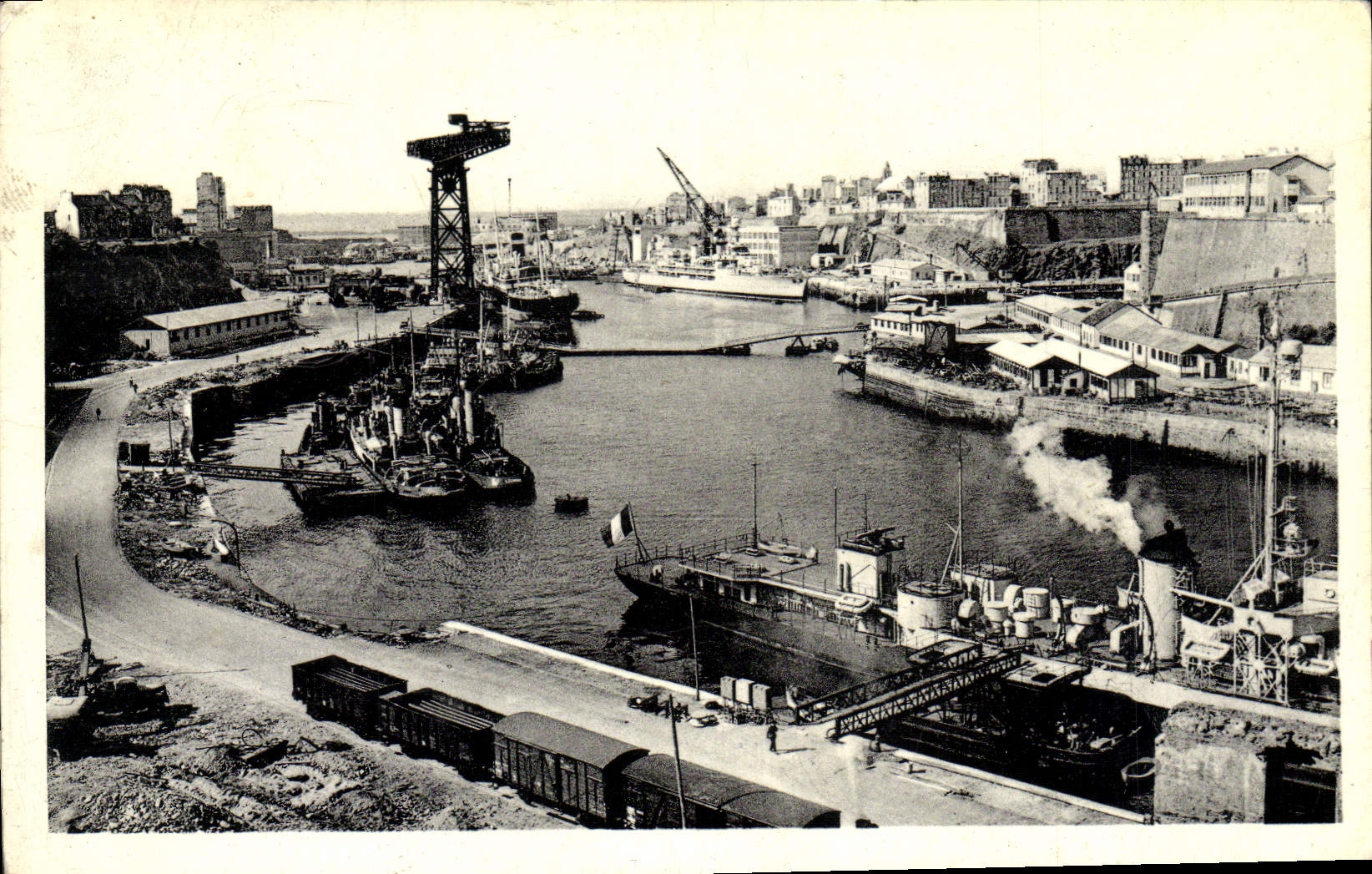 CPM Brest Vue sur le port Bateaux