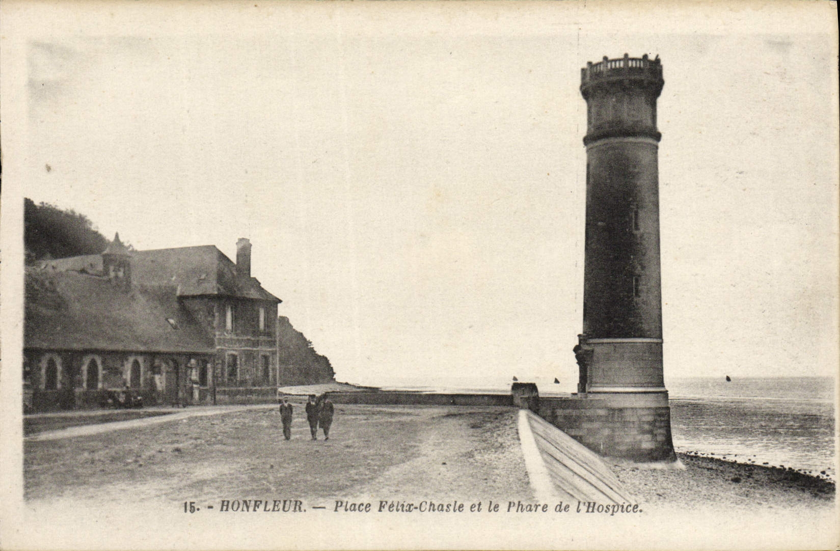 Honfleur — Place Félix-Chasle et le Phare de l'Hospice