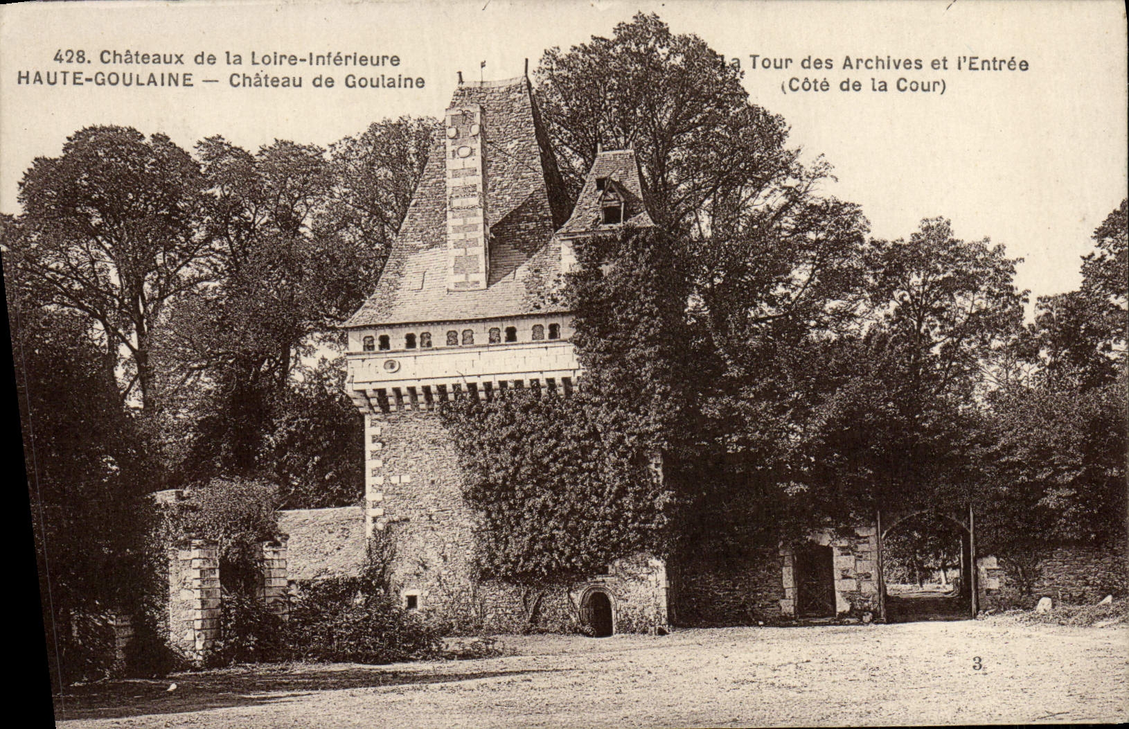 CPA Haute Goulaine Chateau de Goulaine Tour des archives et l'entree Cote de la Cour 