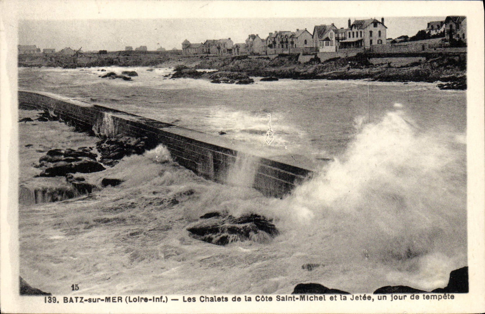 CPA Batz Sur Mer Les Chateau de la Cote Saint Michel et la jetee un jour de tempete