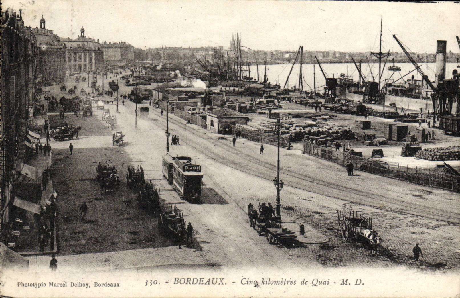 CPA Bordeaux Cinq Kilometres de Quai Bateaux Tramway
