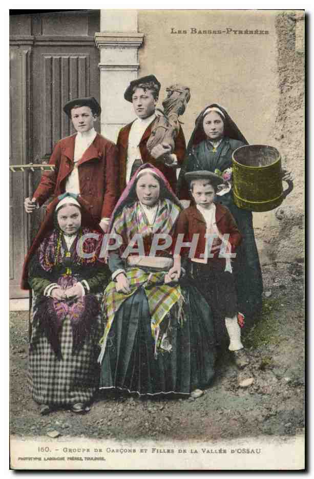 CPA Basses Pyrenees Groupe de garcons et filles de la Vallee d'Ossau Folklore