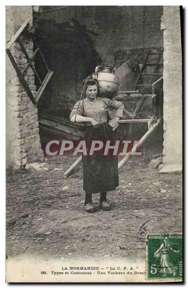 CPA La Normandie Une Vachere du Besin Folklore