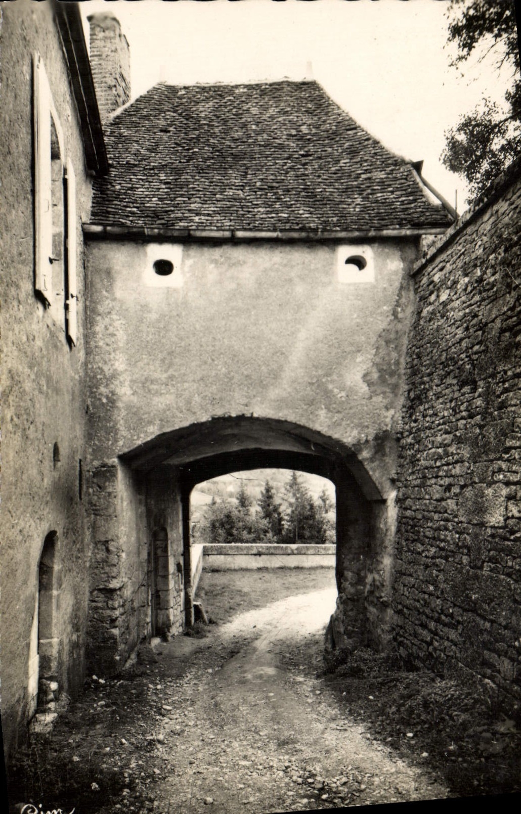 Châtel-Censoir — Ancienne porte du vieux château féodal — Photo-Éd. Macon