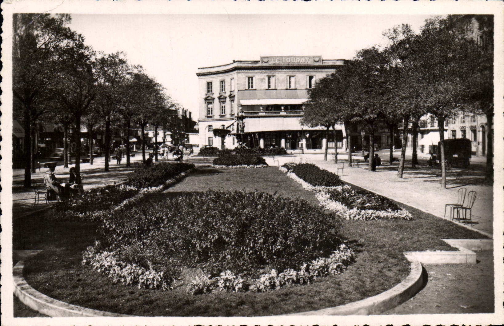 CPM Bordeaux Allees de Tourny les Jardins Le Tourney