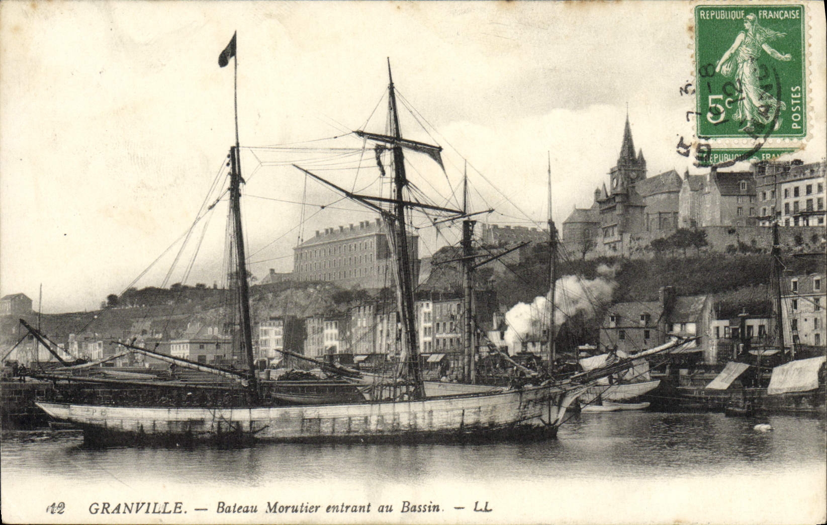 Granville — Bateau Morutier entrant au Bassin — LL