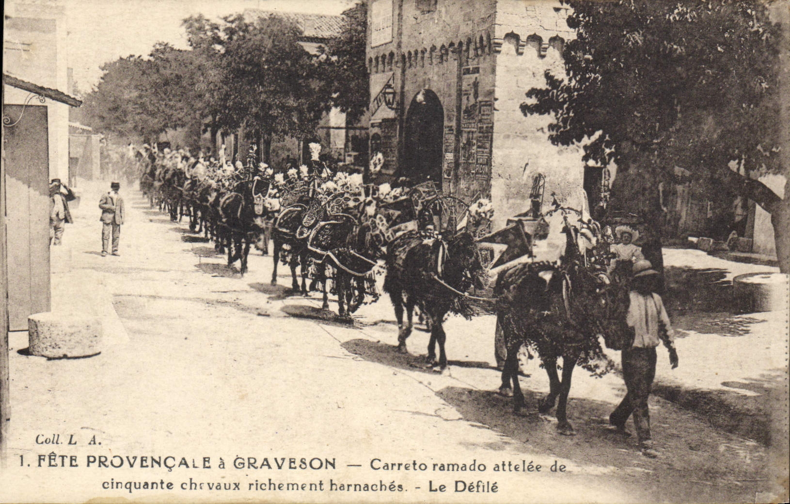CPA Fete Provencale a Graveson Carreto ramado attelee de cinquante chevaux richement harnaches Defile Chevaux Folklore