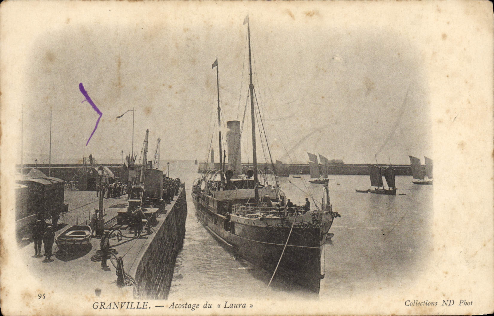 Granville — Acostage du « Laura » — Collections ND Phot