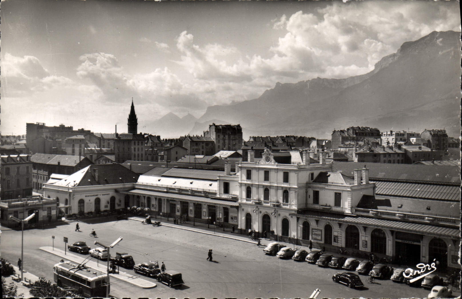 CPM Grenoble La Place de la Gare et la chaine du Vercors