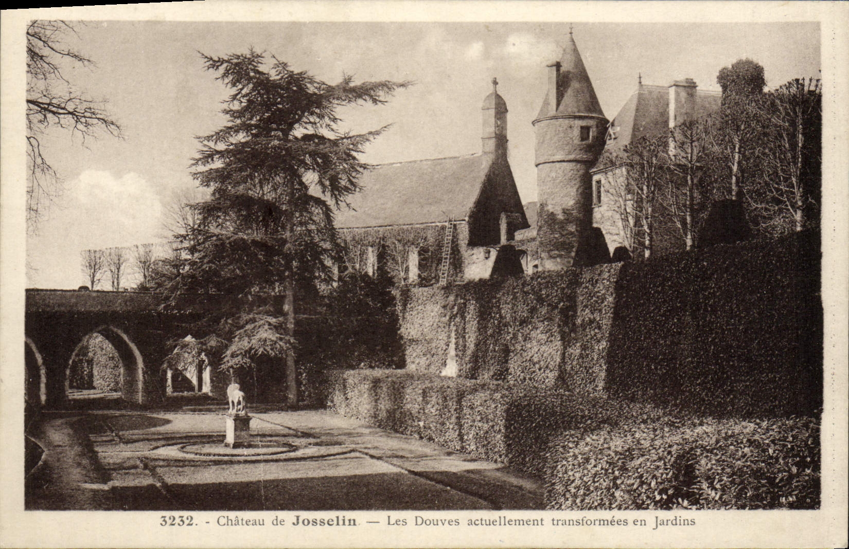 Château de Josselin — Les Douves actuellement transformées en Jardins — n° 3232