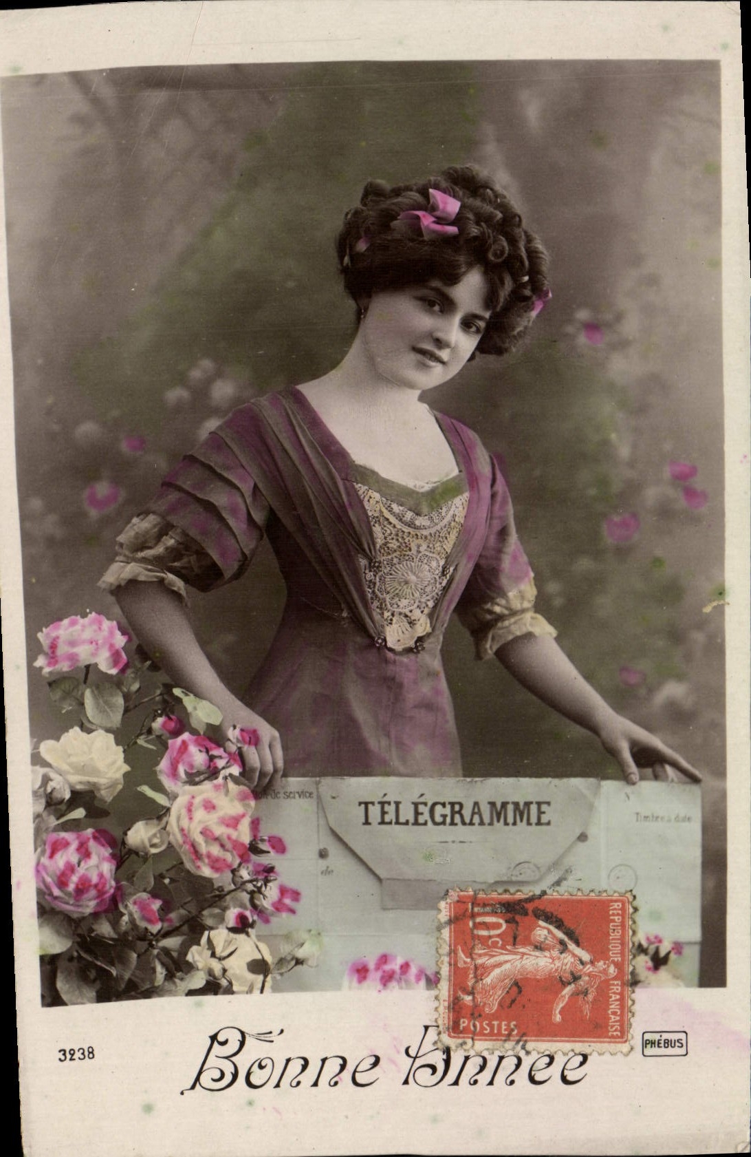 Mujer en vestido morado — rosas y telegrama — Phébus n°3238