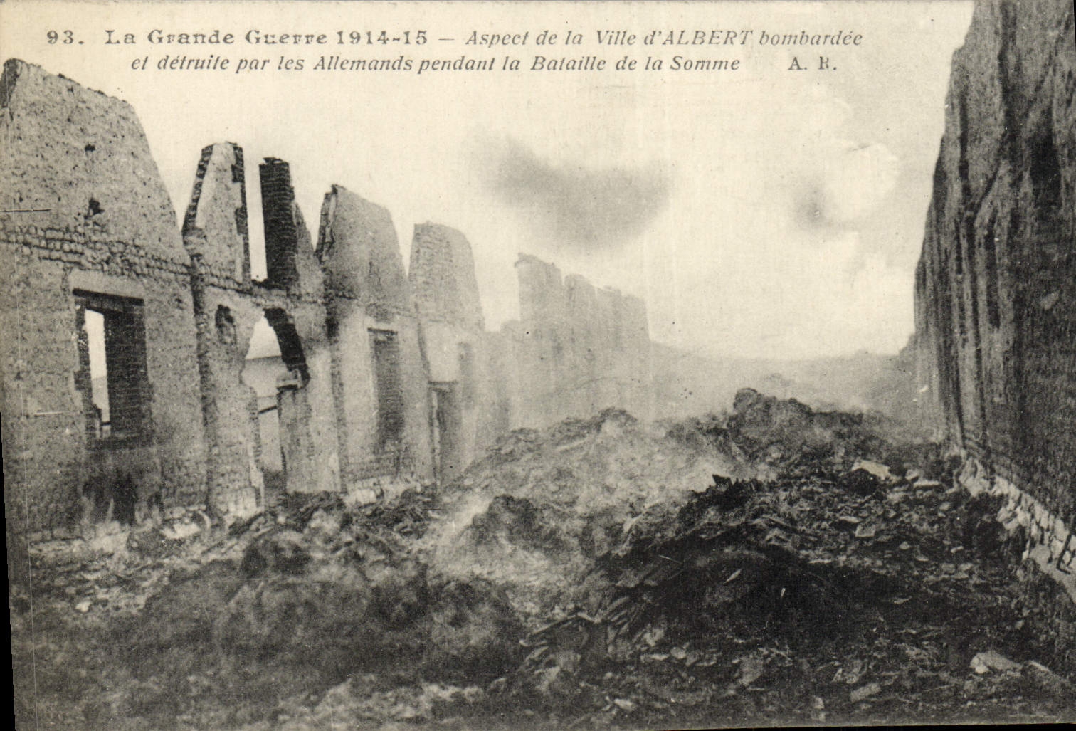 CPA La Grande Guerre Aspect de la ville d'Albert bombardee Militaria