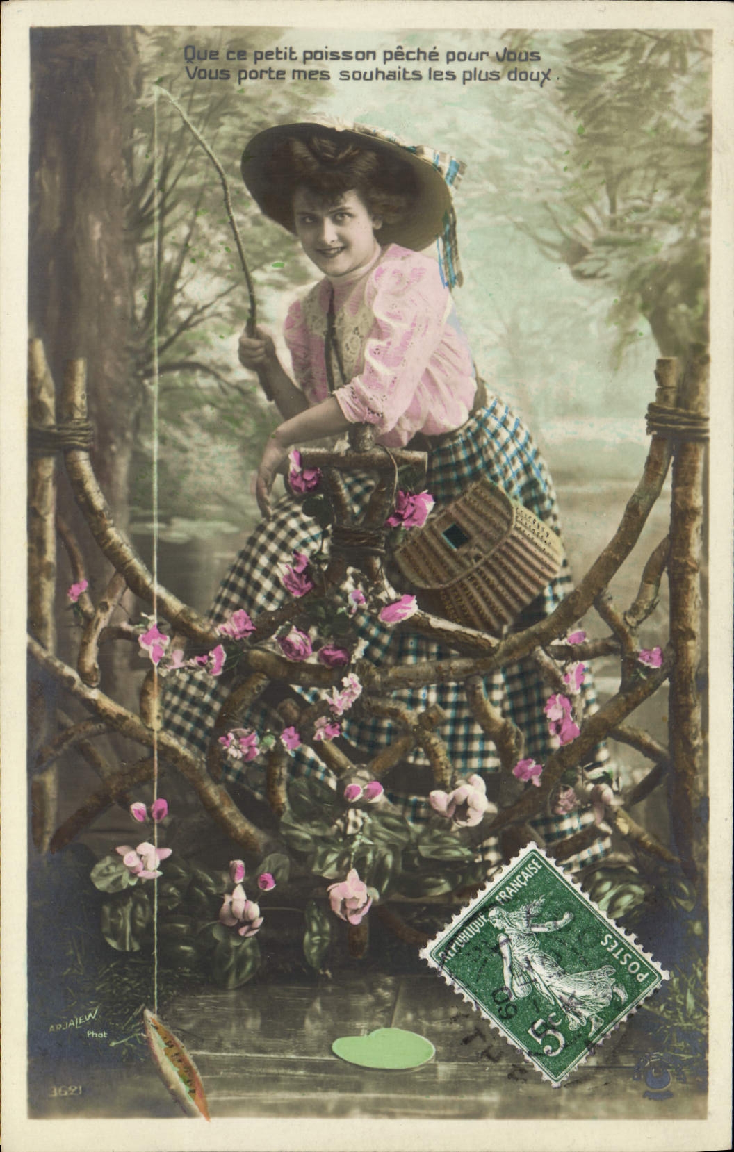 Jeune femme pêchant un poisson — ADJALEW Phot. — n° 1601