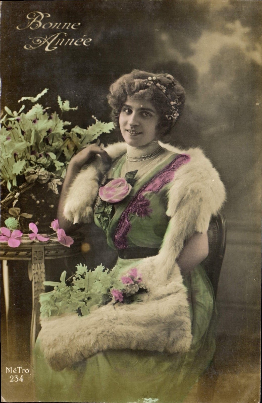 Femme en robe verte et fourrure — Bonne Année — MéTro, n° 234