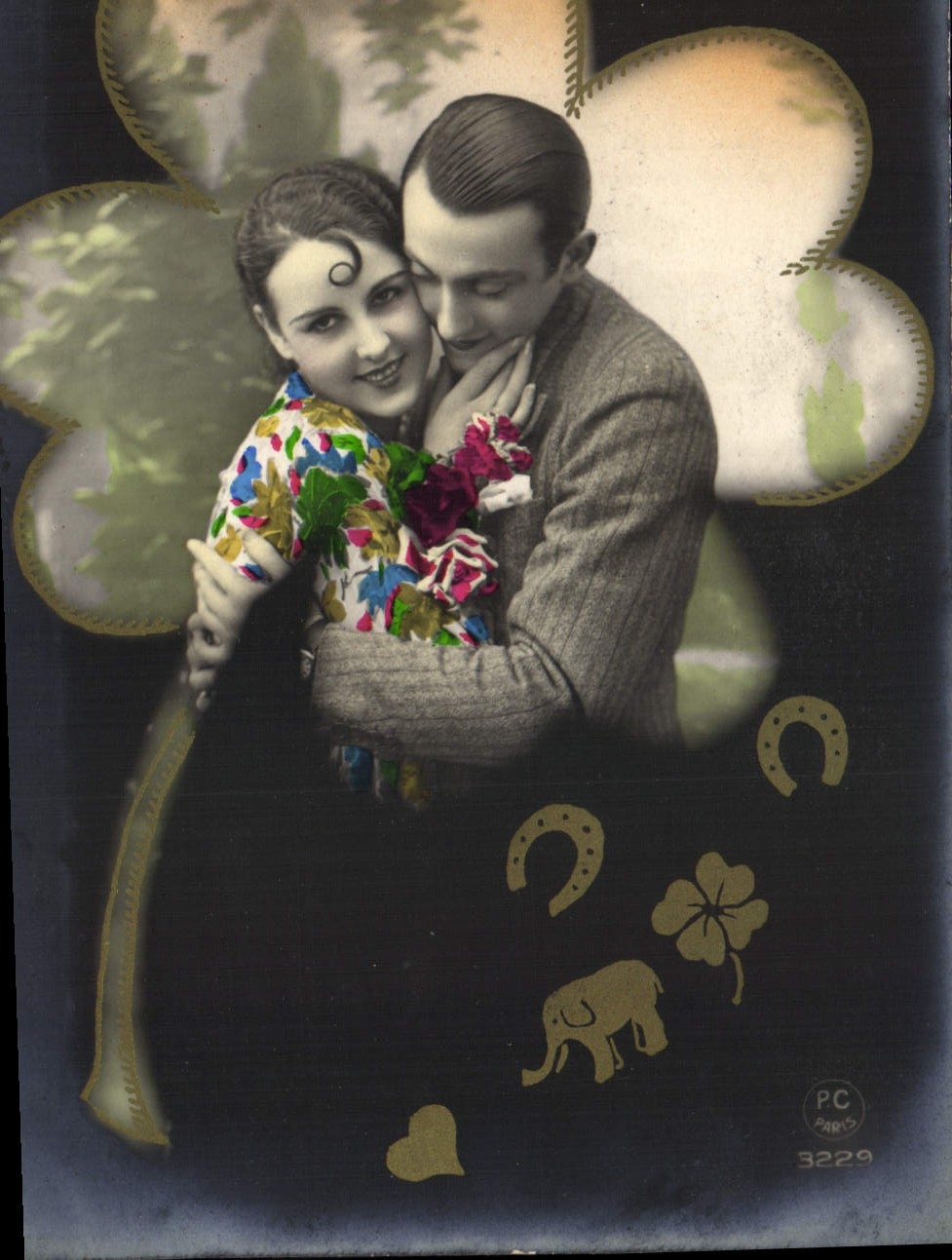 CPA Fantaisie Femme Trefle Elephant Fer a Cheval Trefle Coeur