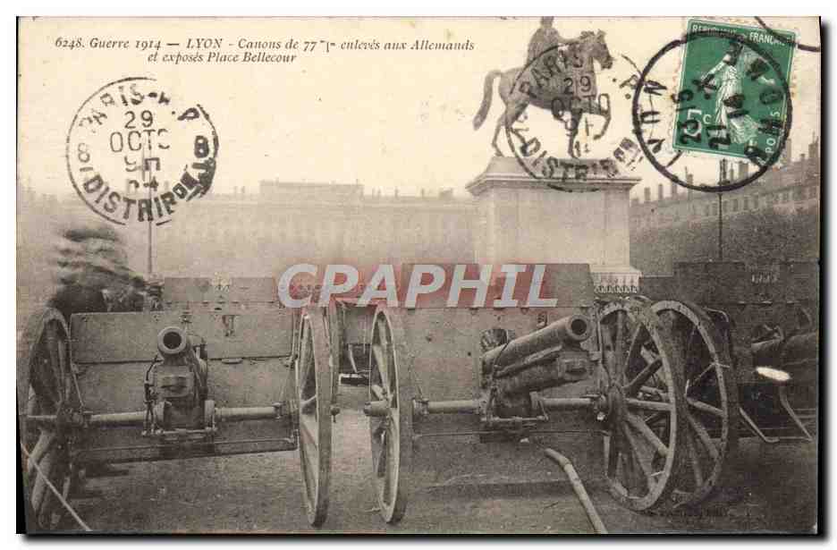 CPA Lyon Canons de 77mm enleves aux Allemands et exposes Place Bellecour Militaria