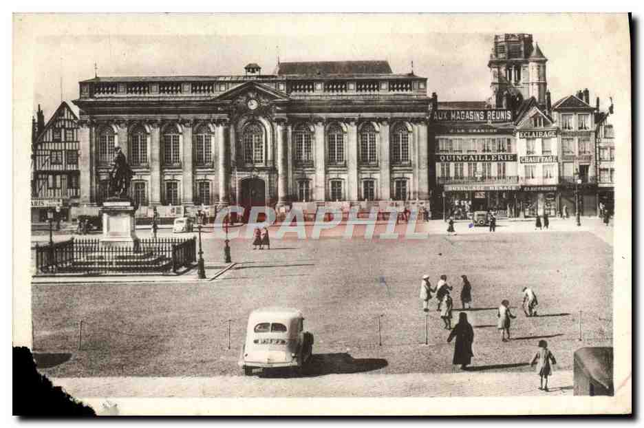 CPA Beauvais L'Hotel de Ville et la Statue de Jeanne Hachette