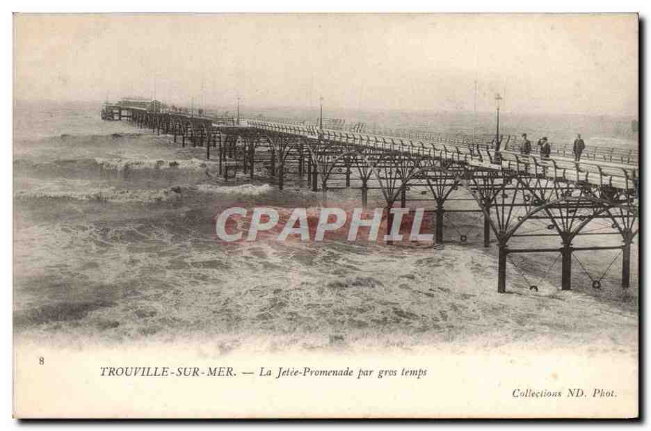 CPA Trouville sur Mer La jetee promenade par gros temps