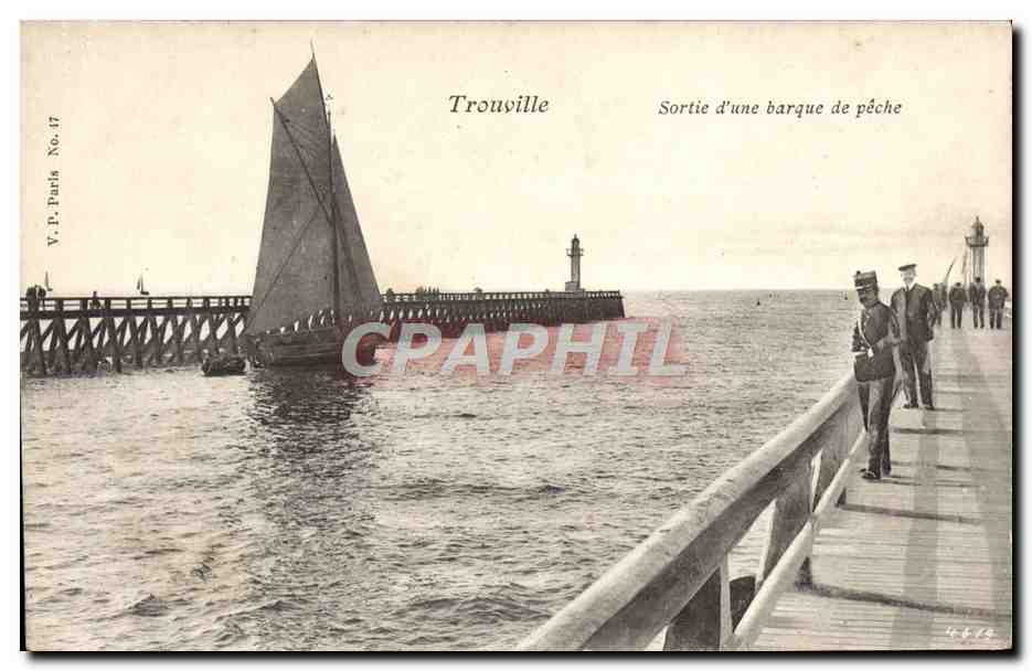 CPA Trouville sur Mer Sortie d'une barque de peche Bateau