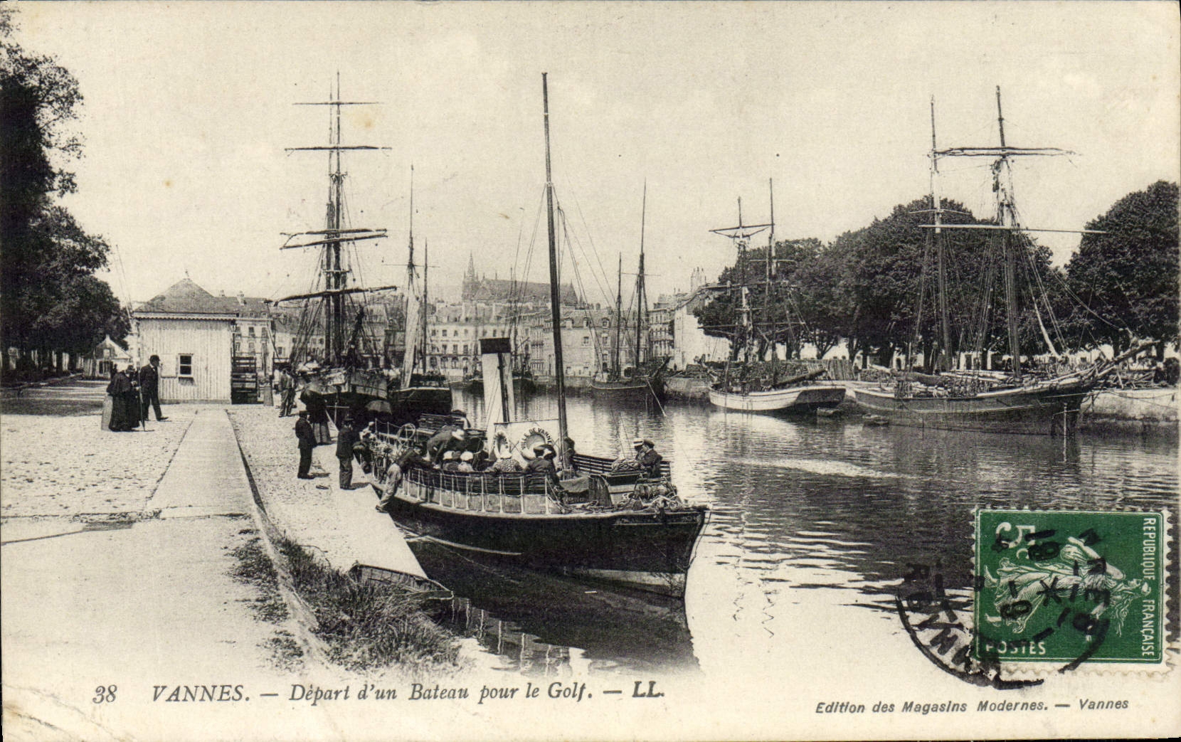CPA Vannes Depart d'un bateau pour le Golf 