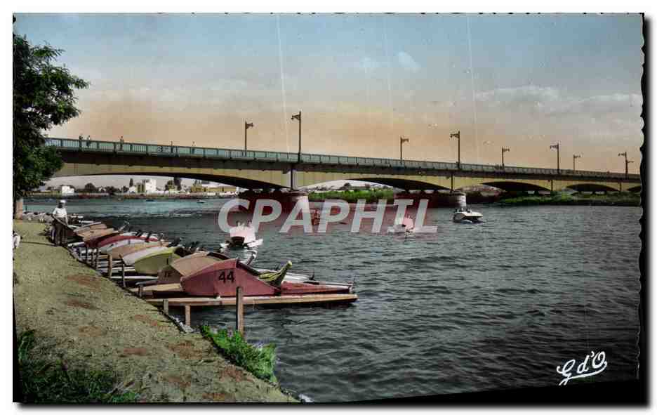 CPM Vichy Canotage Et pedalos Sur I'Allier