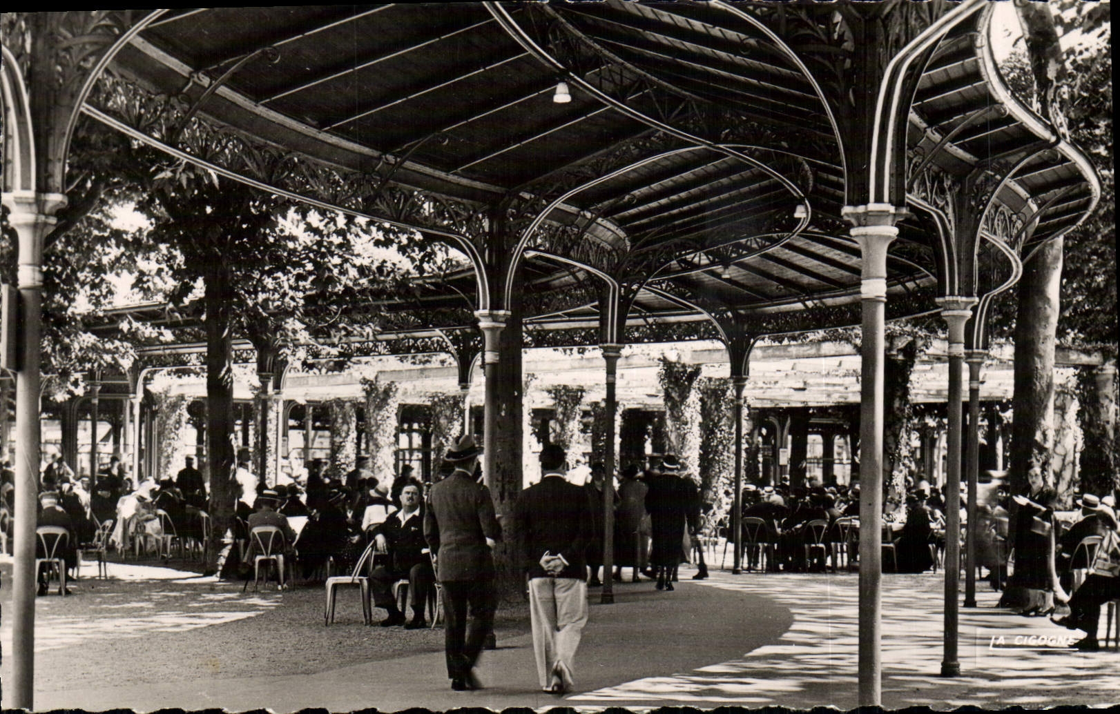 CPM Vichy Galeries Couvertes Et Pergola Des Sources