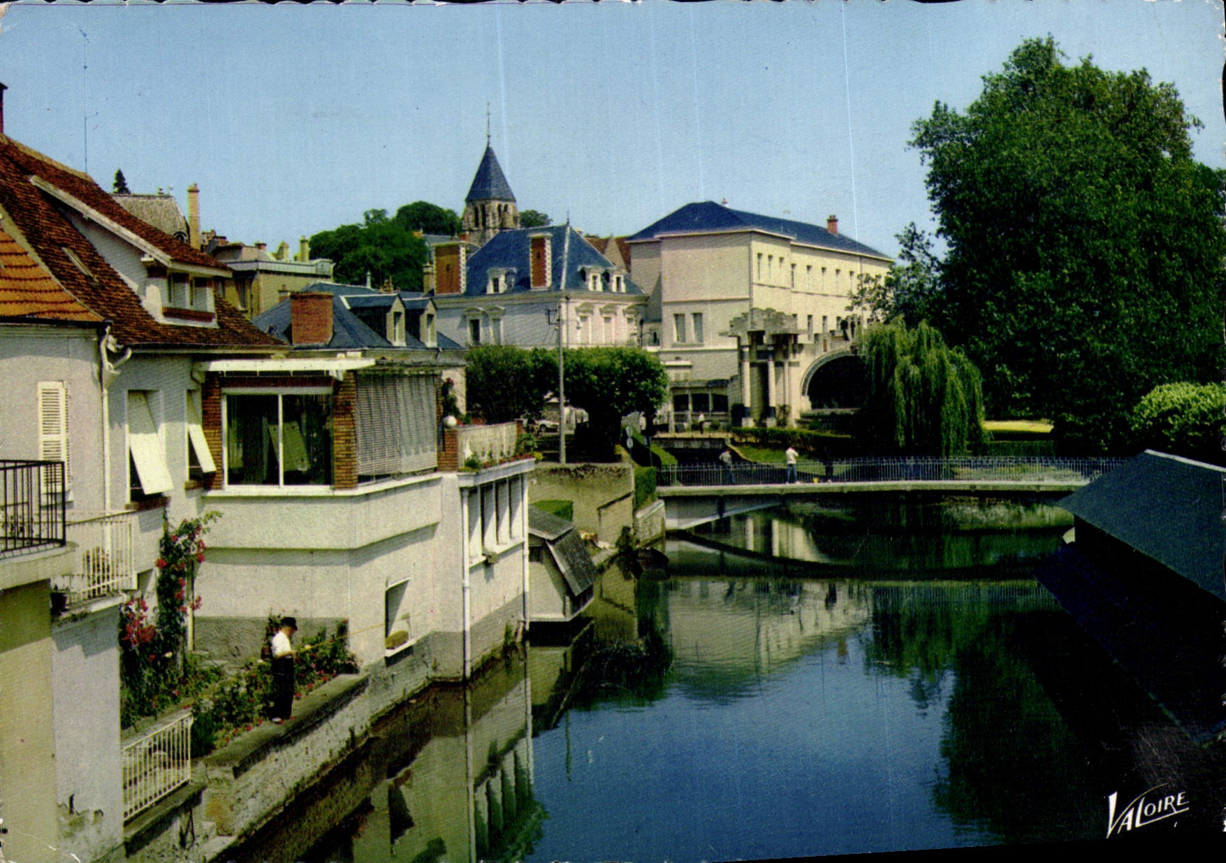 Vierzon — Les bords de l'Yèvre, clocher de Notre-Dame, hôtel de ville et auditorium — Éditions VALOIRE, n° H.4.802