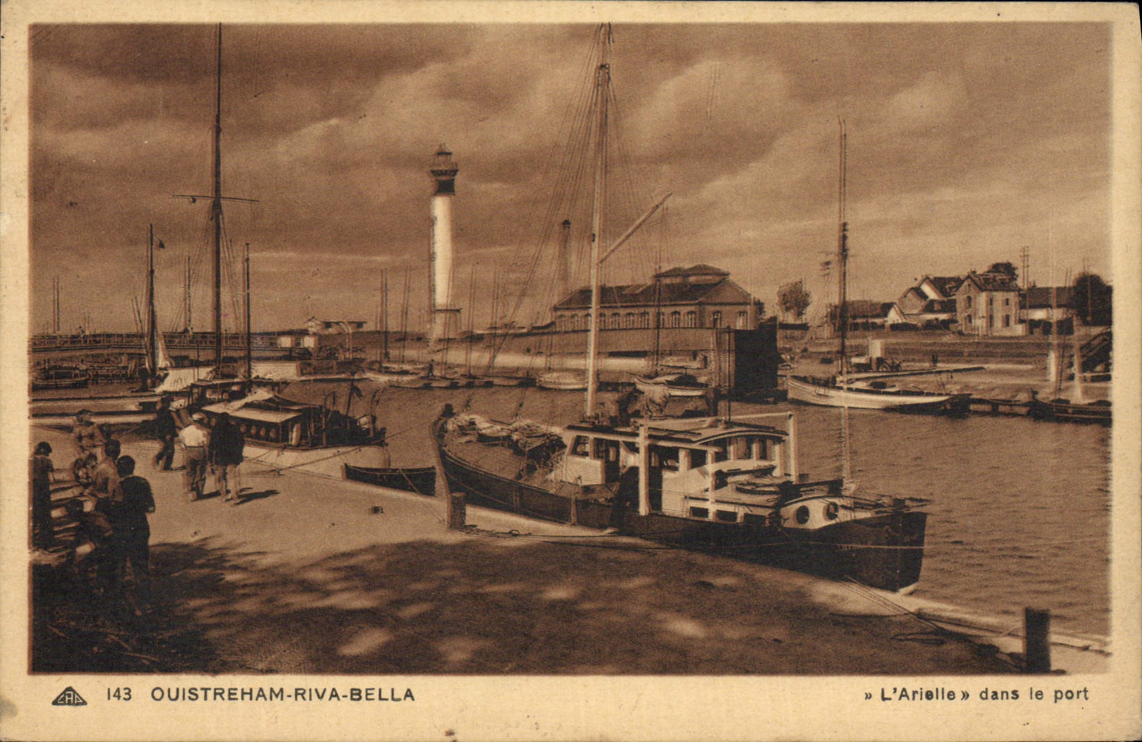 Ouistreham-Riva-Bella — Le port avec le phare et le bateau « L'Arielle » — Éditeur CPA, n° 143