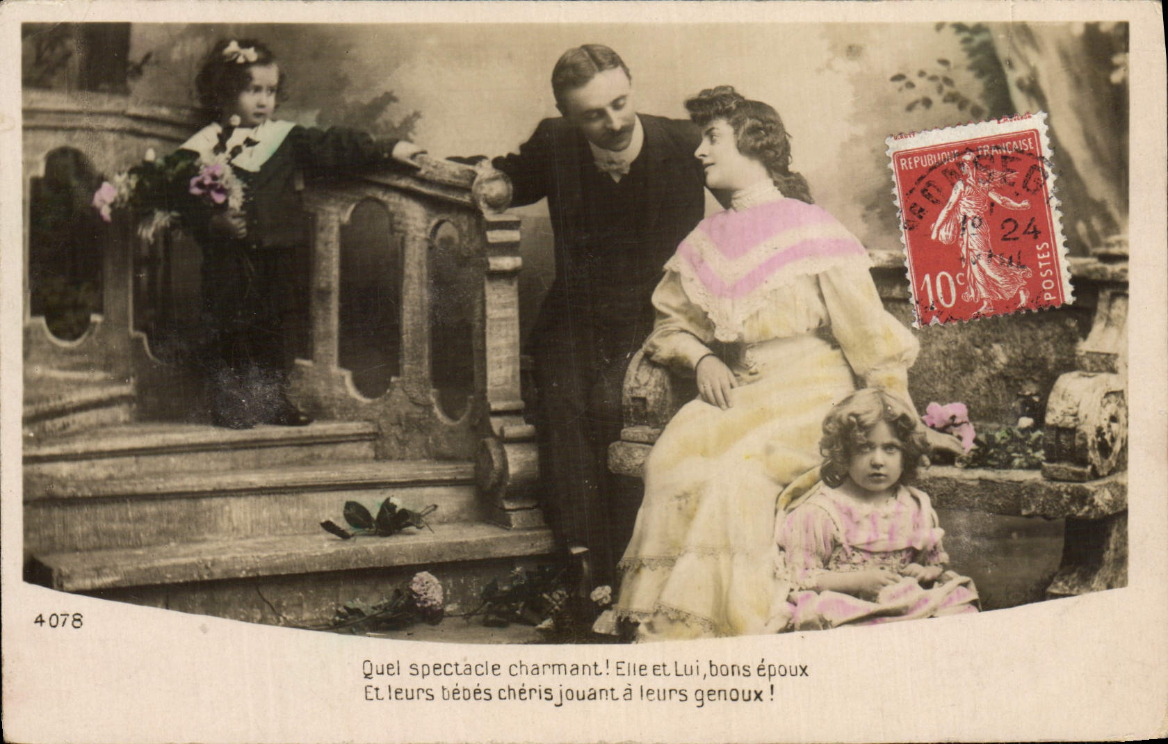 Glückliche Familie — Paar und ihre zwei Kinder — anonymer Verlag, Nr. 4078