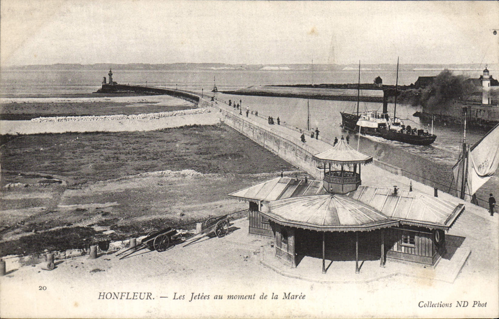 CPA Honfleur Les Jetees Au Moment De La Maree Bateau
